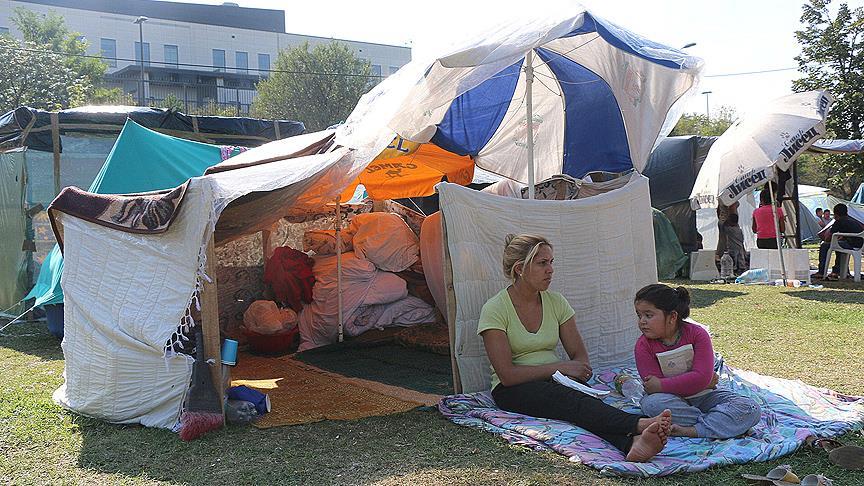  Deprem korkusu  Romanları sokağa döktü!